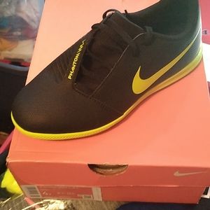 New nike sz 4 y boys sneakers phantom venom club
